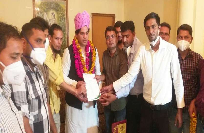 Memorandum submitted to Imran Pratapgarhi regarding the demand of Unani doctors यूनानी चिकित्सकों की मांग को लेकर इमरान प्रतापगढी को सौंपा ज्ञापन