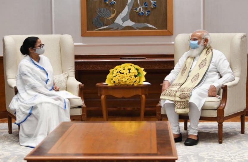 mamta_an_modi.png PM मोदी से मिलकर बोलीं ममता, जनसंख्या के हिसाब से हमें मिलनी चाहिए वैक्सीन, जवाब मिला- जरूर देखेंगे