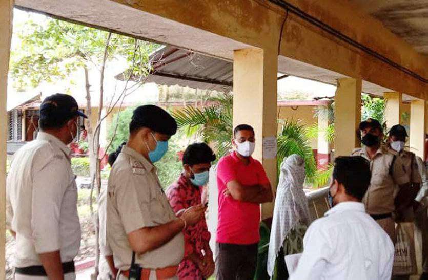 डॉक्टर को बंधक बनाकर दैनिक भास्कर के रिपोर्टर सहित 4 पत्रकारों ने मांगी 50 लाख की फिरौती डॉक्टर को बंधक बनाकर दैनिक भास्कर के रिपोर्टर समेत चार ने मांगे 50 लाख