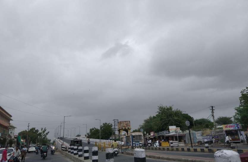 बाड़मेर में पूरे दिन छाए काले बादल, बरसे नहीं बाड़मेर में पूरे दिन छाए काले बादल, बरसे नहीं