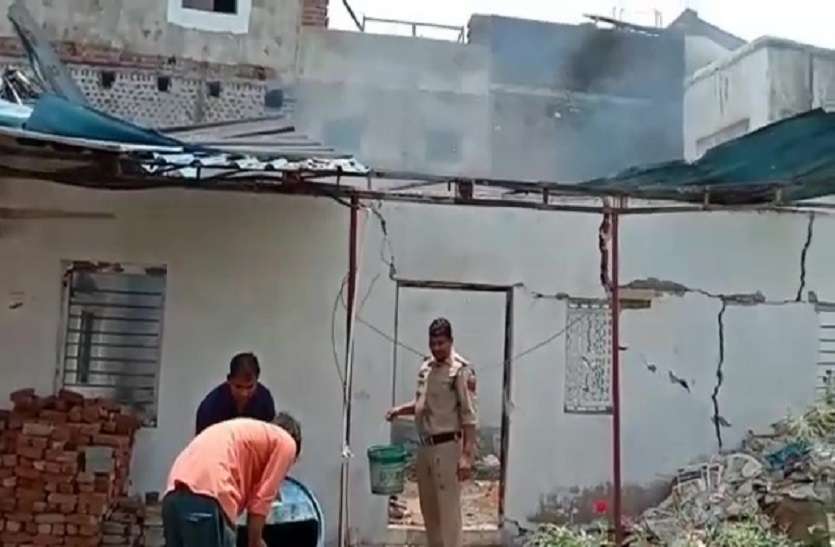 prathvipur.jpg पुलिस थाने में विस्फोट छत उड़ी दीवारों में दरार बाजार में मची भगदड़