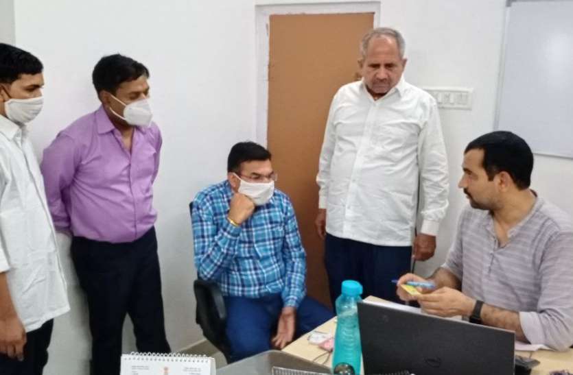 शाहपुरा में पीडब्ल्यूडी एक्सईएन सहित 4 जनों को 30 हजार की रिश्वत लेते रंगे हाथ पकड़ा, इलाके में मचा हडक़म्प शाहपुरा में पीडब्ल्यूडी एक्सईएन सहित 4 जनों को 30 हजार की रिश्वत लेते रंगे हाथ पकड़ा, इलाके में मचा हडक़म्प
