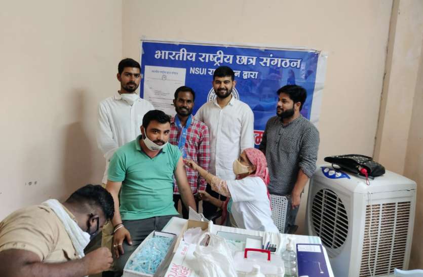 फाइनल ईयर की परीक्षाएं कल से, वैक्सीनेशन के लिए लगी कतार फाइनल ईयर की परीक्षाएं कल से, वैक्सीनेशन के लिए लगी कतार