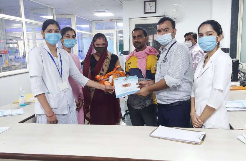डॉक्टरों की मेहनत रंग लाई महज 800 ग्राम वजन, फेफड़े नहीं कर रहे थे काम, थैरेपी से 45 दिन में जीती जिंदगी की जंग