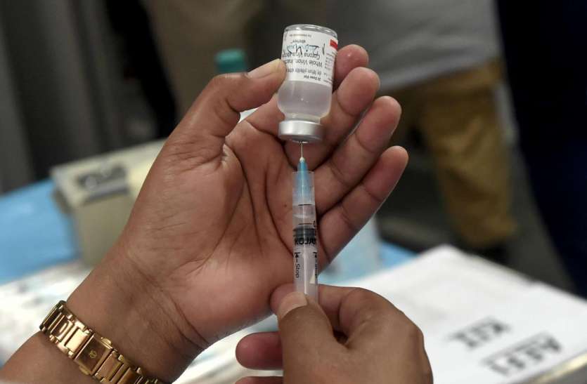vaccination सुबह से रात तक ड्यूटी, परिवार के लिए नहीं समय