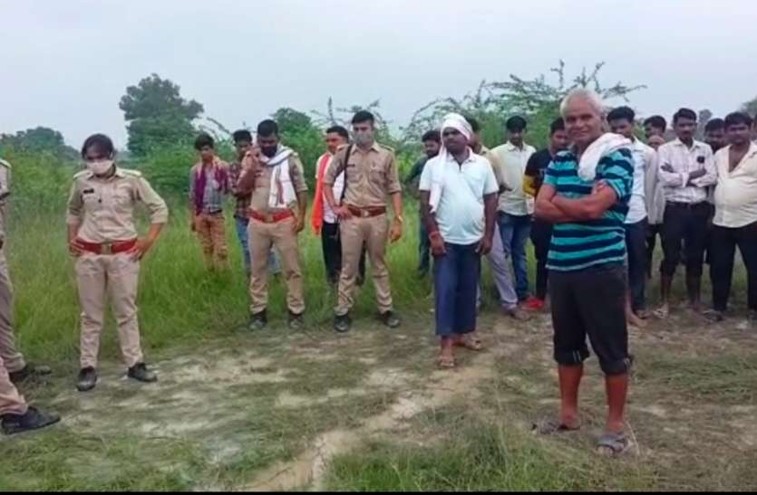 जंगल में युवती का शव मिलने से मचा हड़कंप, पुलिस कर रही है जांच जंगल में युवती का शव मिलने से मचा हड़कंप, पुलिस कर रही है जांच