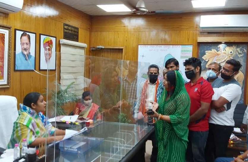 गंदी गलियों की सफाई को लेकर महापौर को दिया ज्ञापन गंदी गलियों की सफाई को लेकर महापौर को दिया ज्ञापन