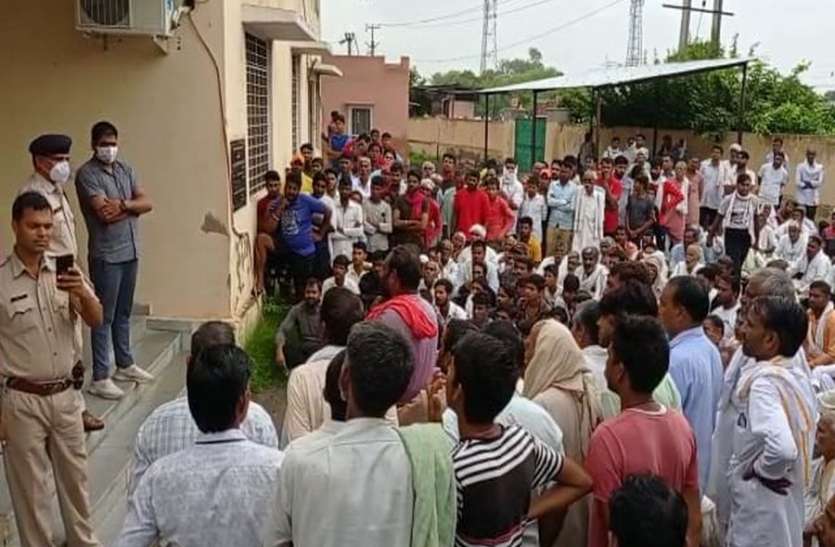 सीओ कार्यालय पहुंचकर ग्रामीणों ने किया प्रदर्शन, कांस्टेबल की हत्या के आरोपियों को पकडऩे की मांग सीओ कार्यालय पहुंचकर ग्रामीणों ने किया प्रदर्शन, कांस्टेबल की हत्या के आरोपियों को पकडऩे की मांग