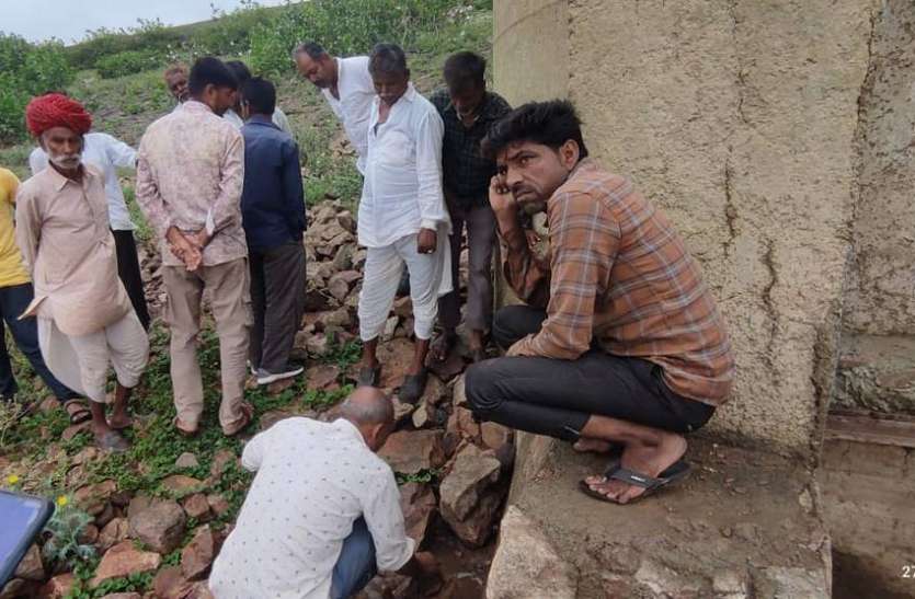 बरडिया बांध में से हो रहा है पानी का रिसाव, विभाग पर अनदेखी का आरोप बरडिया बांध में से हो रहा है पानी का रिसाव, विभाग पर अनदेखी का आरोप