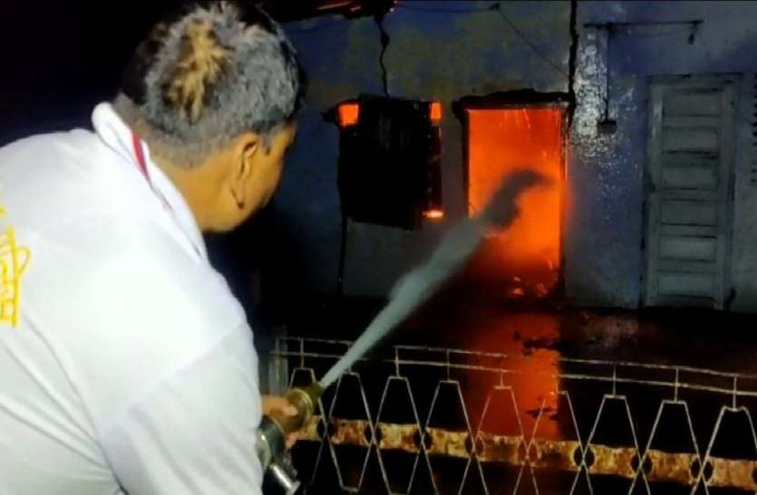 सीतापुर में पुलिस मुठभेड़ में 25 हजार का इनामी बदमाश गिरफ्तार, चोरी का माल बरामद सीतापुर में पुलिस मुठभेड़ में 25 हजार का इनामी बदमाश गिरफ्तार, चोरी का माल बरामद