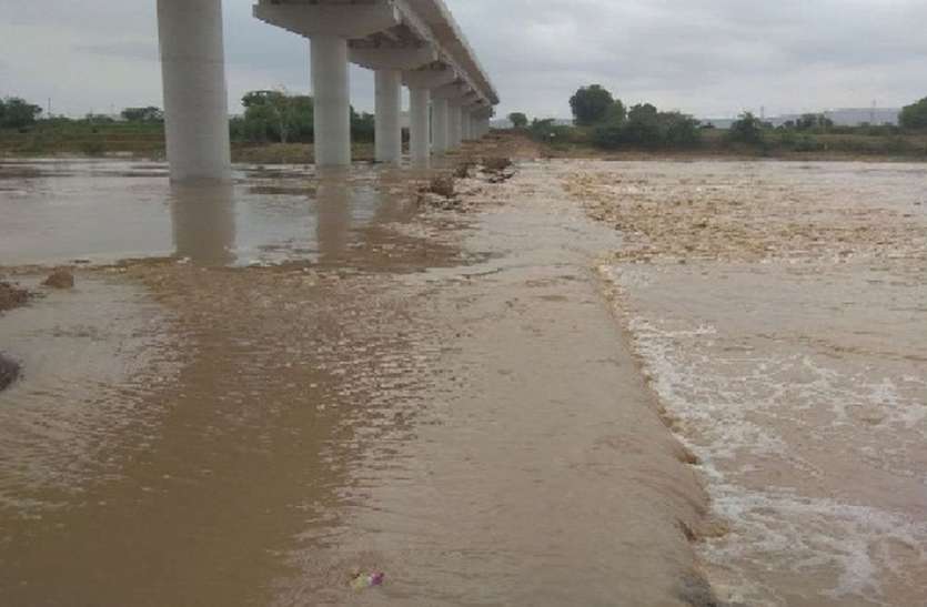 मेज नदी का तेज उफान नहीं रोक पाया गेण्डोली-झालीजी का बराना मार्ग मेज नदी का तेज उफान नहीं रोक पाया गेण्डोली-झालीजी का बराना मार्ग