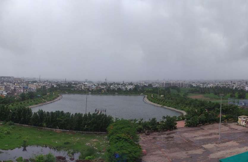 बारिश से खिल उठा छठ सरोवर का सौन्दर्य सड़क खुदाई के तत्काल बाद मरम्मत नहीं करने वाले ठेकेदारों पर होगी कार्रवाई