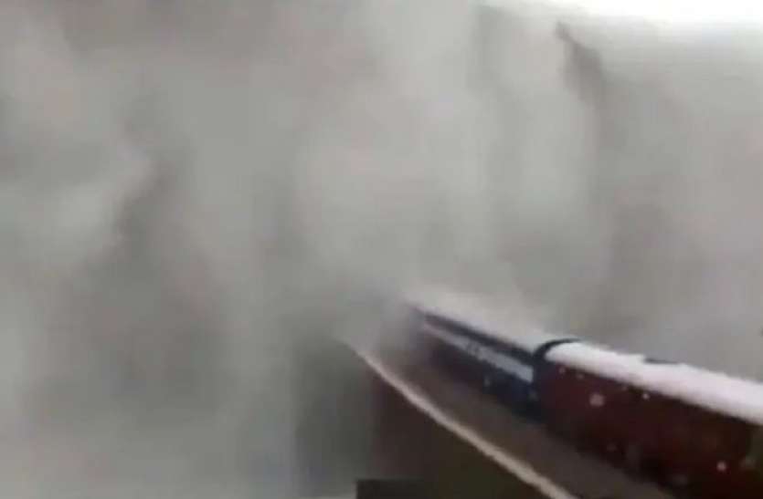 880.jpg भारी बारिश के चलते गोवा के दूधसागर वाटरफॉल पर रोकी गई ट्रेन, रेलवे ने शेयर किया खूबसूरत नजारे का वीडियो