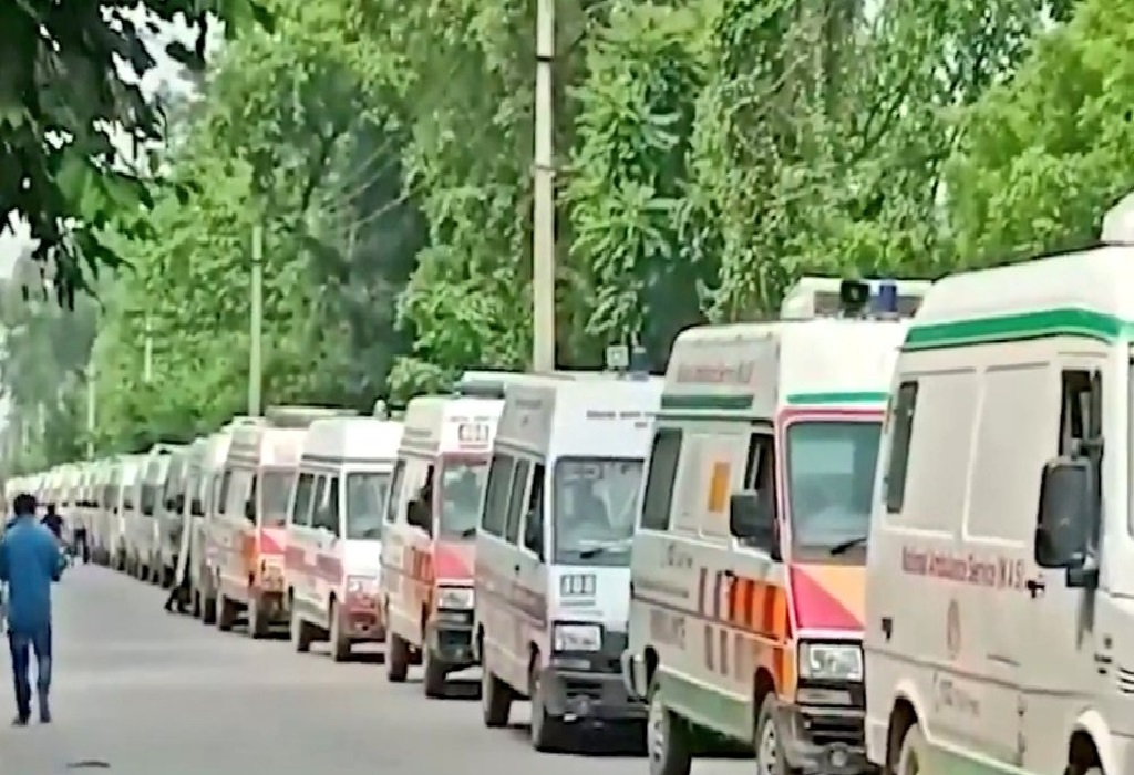 Ambulance Strike in Barabanki: बाराबंकी में एंबुलेंस का चक्का जाम, कर्मचारियों की हड़ताल स्वास्थ्य सेवाओं पर असर, मरीज बेहाल