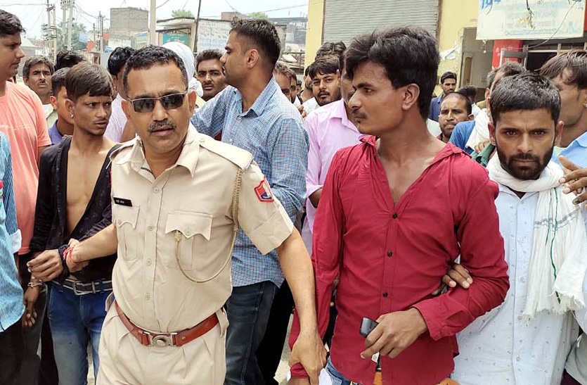 लूटी गई बाइक पर घूम रहे आरापी को पकड़ ग्रामीणों ने धुनाई