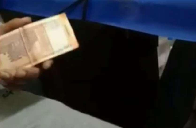 Bribe रिश्वत लेते हुए एसीपी के स्टोनो का वीडियो हुआ वायरल, किया गया सस्पेंड