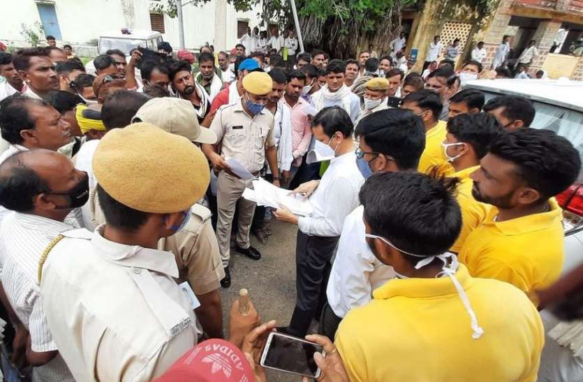 जिला कलक्टर को ग्रामीणों ने बताई समस्याएं, सौंपे ज्ञापन जिला कलक्टर को ग्रामीणों ने बताई समस्याएं, सौंपे ज्ञापन