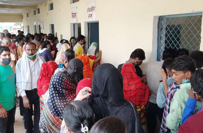 बारिश के वाबजूद केन्द्रों पर उमड़े लोग 63 केन्द्रों पर 13 हजार लोगों को लगाई गई वैक्सीन