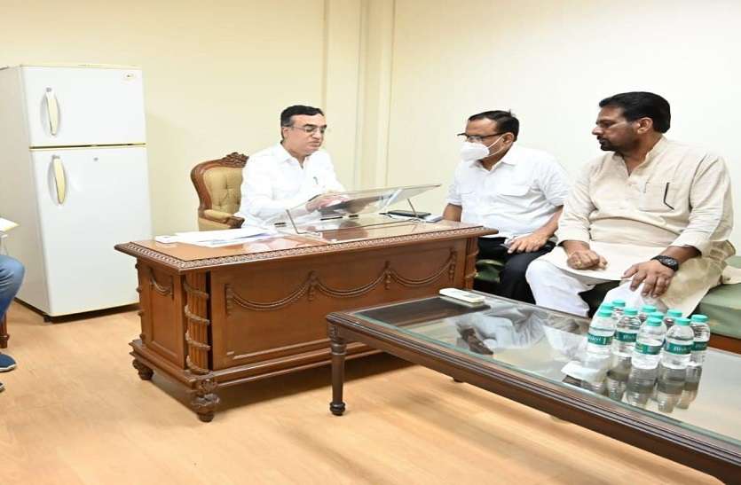 ajay makan माकन का वन टू वन संवादः दूसरे दिन भी विधायकों ने खोला मंत्रियों की शिकायतों का पिटारा