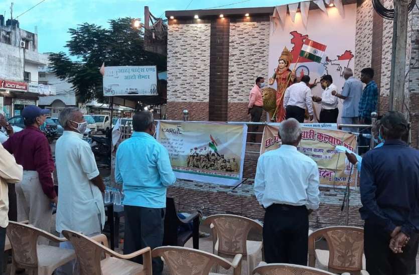 मोमबत्ती जला कर वीर शहीदों को दी गई श्रद्धांजलि मोमबत्ती जला कर वीर शहीदों को दी गई श्रद्धांजलि