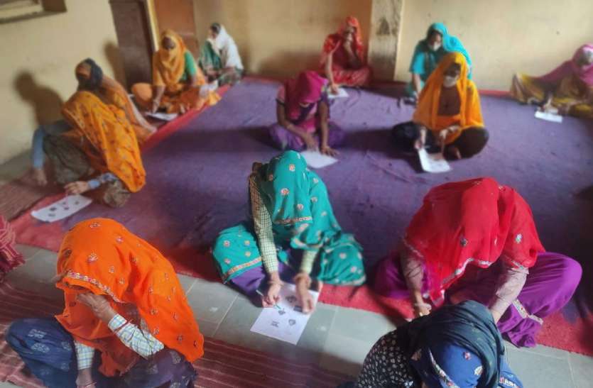घूंघट की ओट में नवसाक्षरों ने दी परीक्षा घूंघट की ओट में नवसाक्षरों ने दी परीक्षा