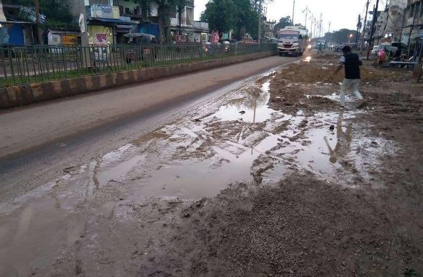 Mud on Panna Mor Model Road from bus stand. अफसरों की बेपरवाही से 108 करोड़ के सीवर लाइन प्रोजेक्ट में मुसीबतों का पहाड़