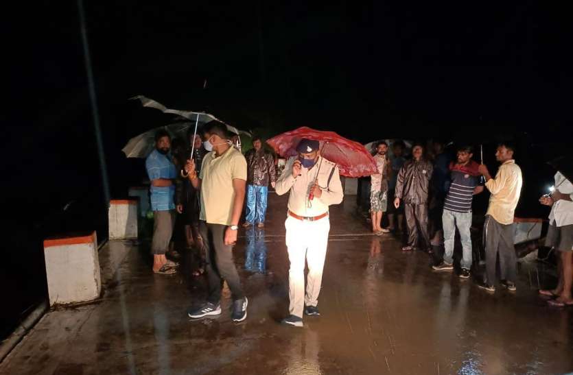 बारिश में हादसे रोकने पुलिस ने उठाया बड़ा कदम क्या है वो पढ़ें यह खबर Police: बारिश में हादसे रोकने पुलिस ने उठाया बड़ा कदम क्या है वो पढ़ें यह खबर