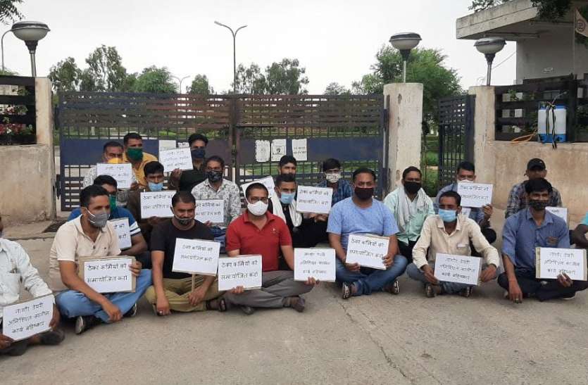 If there is no priority in recruitment then sit on dharna भर्ती में प्राथमिकता नहीं तो धरने पर बैठे