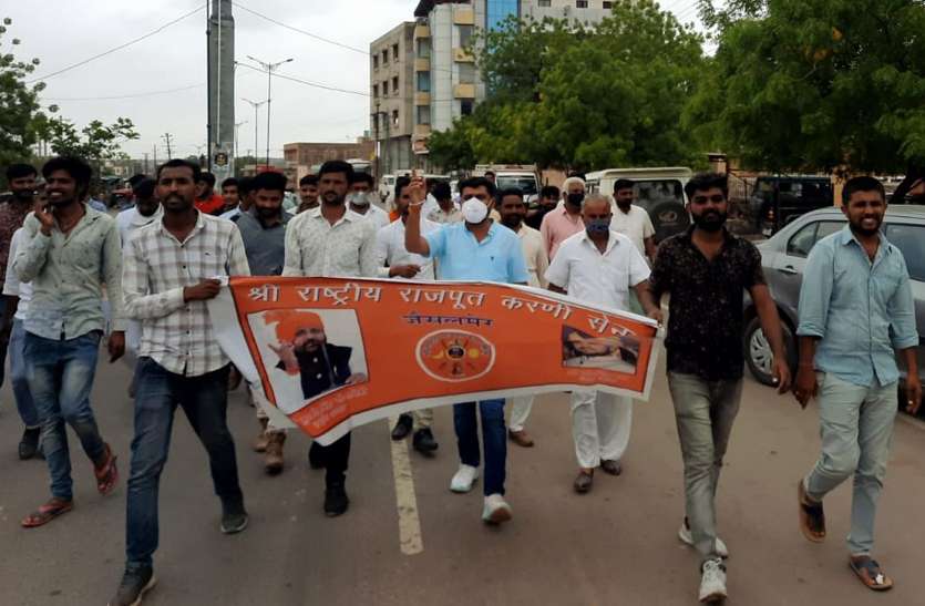करणी सेना ने जुलूस निकालकर किया विरोध प्रदर्शन करणी सेना ने जुलूस निकालकर किया विरोध प्रदर्शन