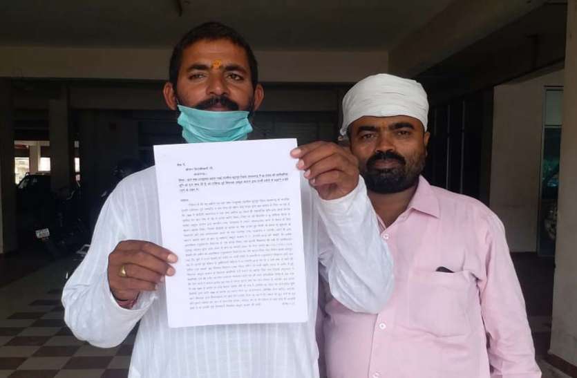 पूर्व विधायक की शिकायत लेकर डीमम कार्यालय पहुंचेे लोग। कांग्रेस के पूर्व विधायक अब्दुल कलाम ने किया है 52 एकड़ भूमि पर कब्जा, ग्रामीणों ने की खाली कराने की मांग