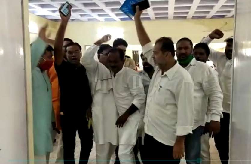 नगर निगम अयोध्या में हंगामे दार बोर्ड की बैठक, 276 करोड़ का बजट पास Ayodhya : नगर निगम अयोध्या में हंगामे दार बोर्ड की बैठक, 276 करोड़ का बजट पास