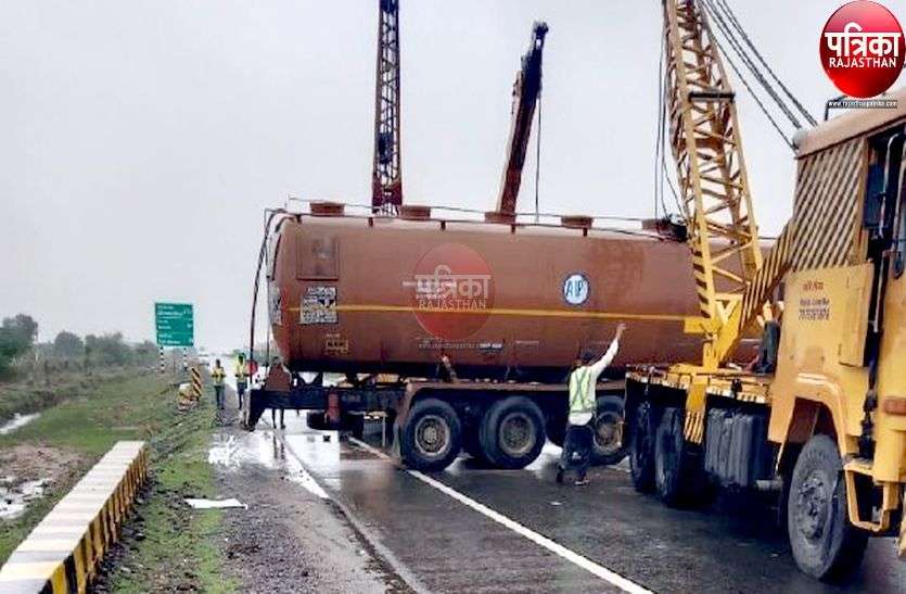 स्प्रिट से भरा टैंकर पलटा, मचा हड़कंप, बिजली बंद करवाई स्प्रिट से भरा टैंकर पलटा, मचा हड़कंप, बिजली बंद करवाई