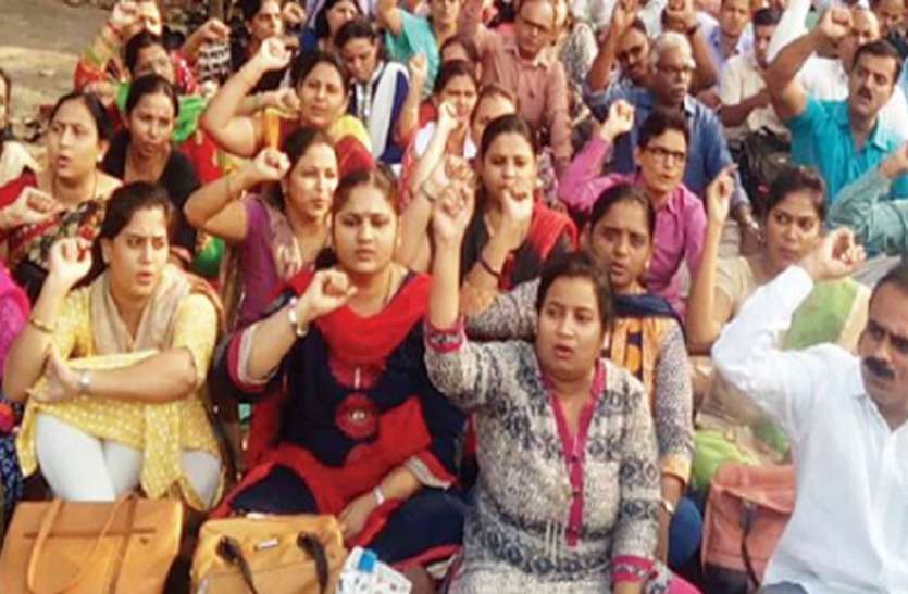 अब MP के प्राध्यापकों ने दी आंदोलन की धमकी MP के प्राध्यापकों ने भी दी आंदोलन की धमकी