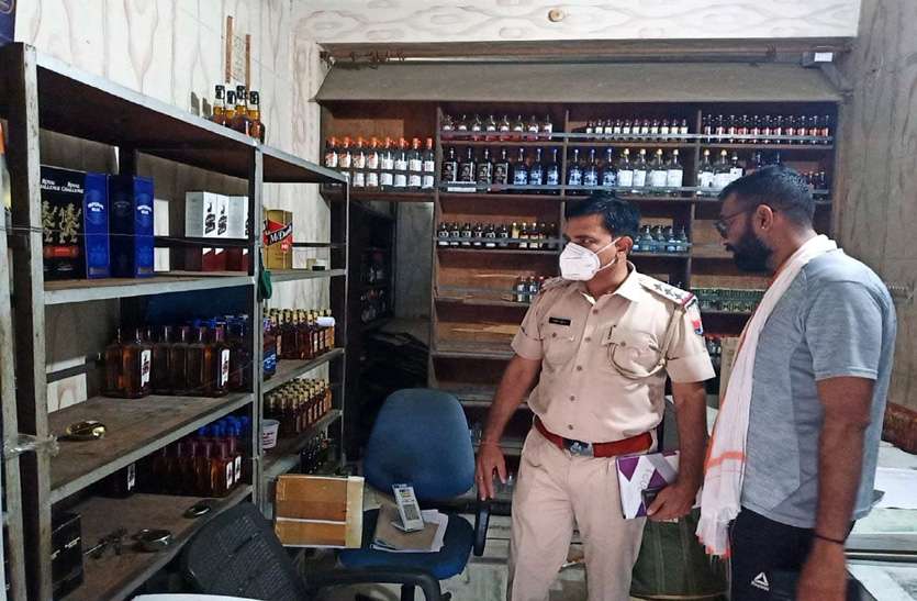 दस मिनट में साढ़े तीन लाख रुपए की शराब चुरा ले गए चोर दस मिनट में साढ़े तीन लाख रुपए की शराब चुरा ले गए चोर