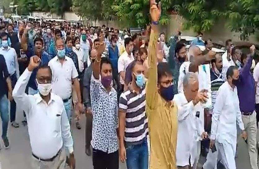 व्यापारियों ने निकाली रैली, पुलिस के खिलाफ लगाए नारे व्यापारियों ने निकाली रैली, पुलिस के खिलाफ लगाए नारे