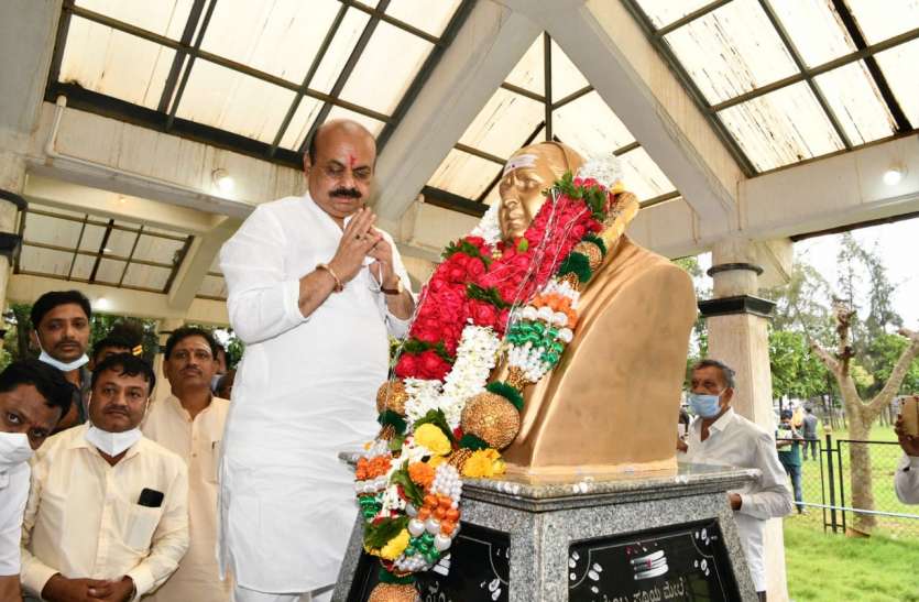मुख्यमंत्री बोम्मई माता-पिता की समाधि पर पहुंचे, की पूजा मुख्यमंत्री बोम्मई माता-पिता की समाधि पर पहुंचे, की पूजा