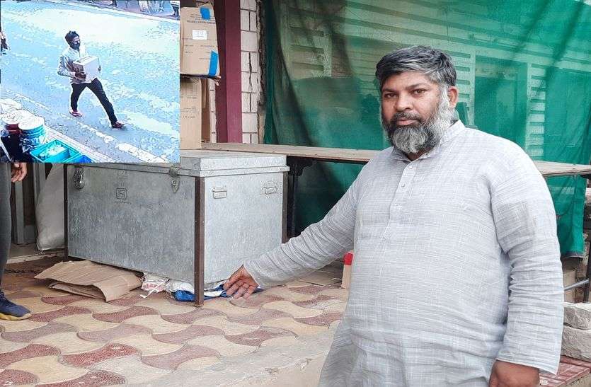 दिनदहाड़े दो दुकान में चोरी, एक आरोपी को दबोचा दिनदहाड़े दो दुकान में चोरी, एक आरोपी को दबोचा