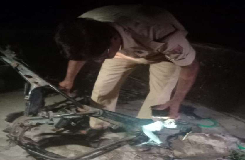 गलवा पुलिया के पास कुएं की सूखी होद में मिले बाइक के पार्ट्स गलवा पुलिया के पास कुएं की सूखी होद में मिले बाइक के पार्ट्स