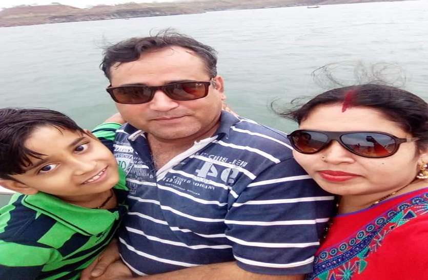 इकलौते बेटे को खोने के सदमें में माता-पिता का रो-रो कर बुरा हाल ऑनलाइन गेम में 13 साल के बेटे ने गवाएं 40 हजार रुपए, मां ने डाटा तो कर ली खुदकुशी