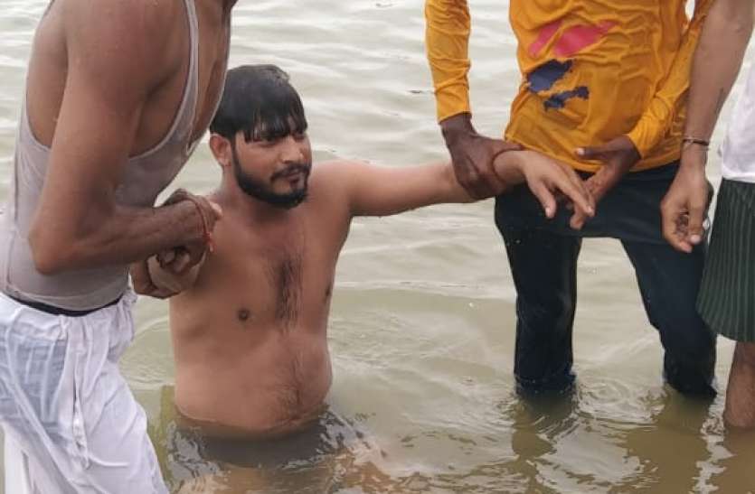 तालाब में डूबने से युवक को बचाया गया तालाब में डूबने से युवक को बचाया गया