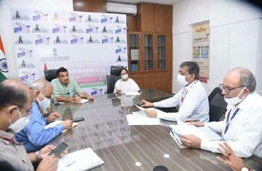 मुख्यमंत्री ममता बनर्जी गुरुवार को केंद्रीय मंत्री नितिन गडकरी के साथ बैठक करती हुईं। बंगाल में इलेक्ट्रिक वाहन उद्योग स्थापित होने से हो सकेगा विकास