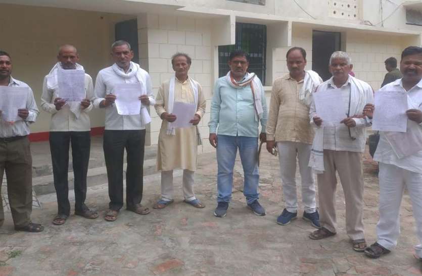तहसील पर शिकायत करने पहुंचे ग्रामीण प्रधान के खिलाफ सड़क पर उतरे ग्रामीण लगाया मनरेगा का पैसा जबरदस्ती वसूलने का आरोप