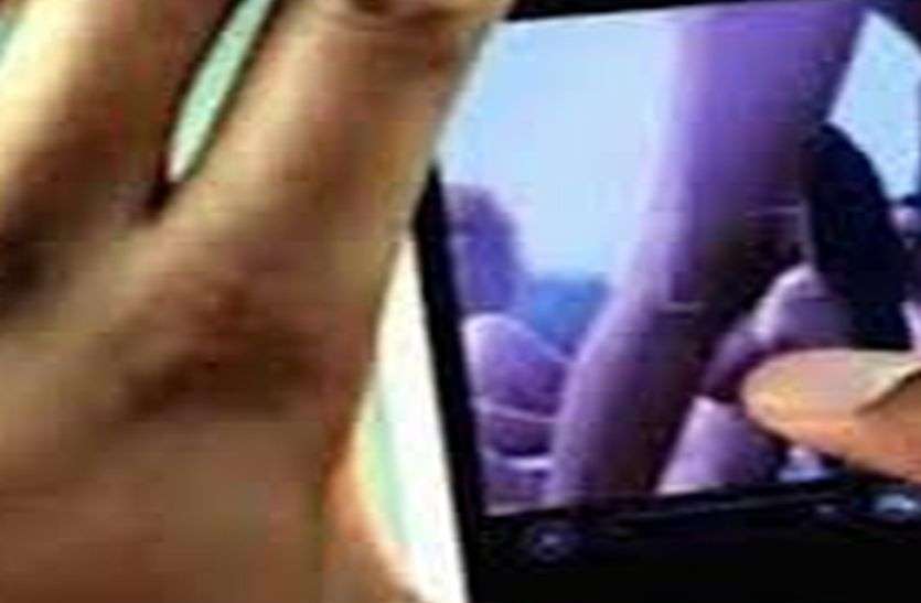 नाबालिग से नग्न होकर करता था गंदी हरकतें, परिजनों ने वीडियो बनाया, 48 वर्षीय आरोपी गिरफ्तार नाबालिग से नग्न होकर करता था गंदी हरकतें, परिजनों ने वीडियो बनाया, 48 वर्षीय आरोपी गिरफ्तार