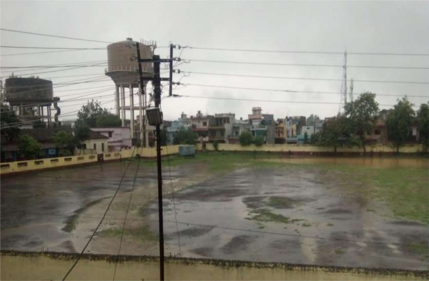 Rain and ward's water is filling in the school grounds, the ground turns into a pond बारिश और वार्ड का पानी भर रहा स्कूल मैदान में, मैदान तालाब में तब्दील