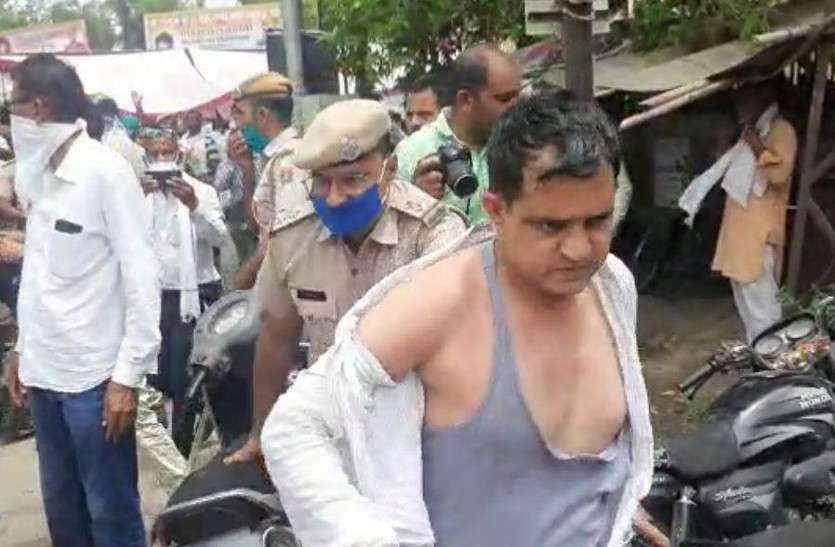 भाजपा एससी मार्चा के प्रदेशाध्यक्ष मेघवाल के किसानों ने कपड़े फाड़े भाजपा एससी मोर्चा के प्रदेशाध्यक्ष मेघवाल के किसानों ने कपड़े फाड़े