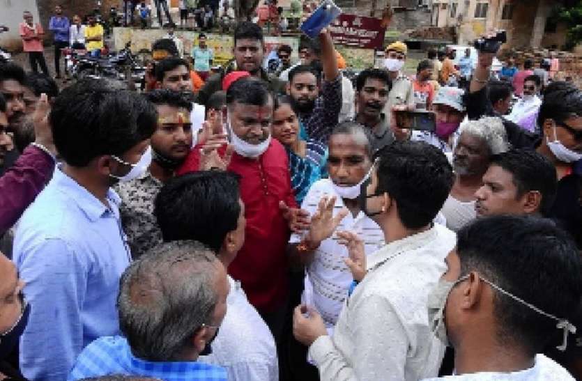 जीर्णशीर्ण सड़क पर गिरकर चोटिल हो रहे सा’ब जीर्णशीर्ण सड़क पर गिरकर चोटिल हो रहे सा’ब