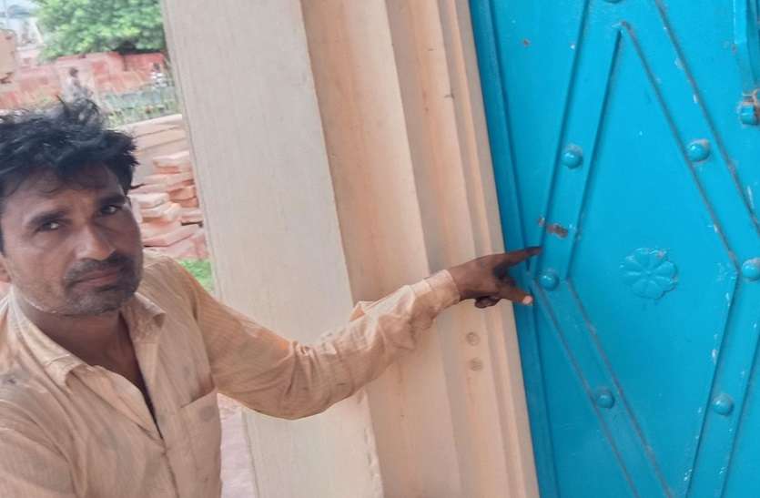 लॉक नहीं खुला तो दरवाजा खटखटाया और चोरों ने की फायरिंग लॉक नहीं खुला तो दरवाजा खटखटाया और चोरों ने की फायरिंग