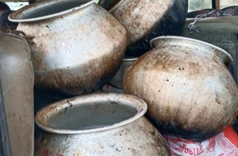 52 liters of liquor was being taken to sell by bike, three accused arr बाइक से बेचने ले जा रहा था 52 लीटर शराब, तीन आरोपी गिरफ्तार, एक फरार