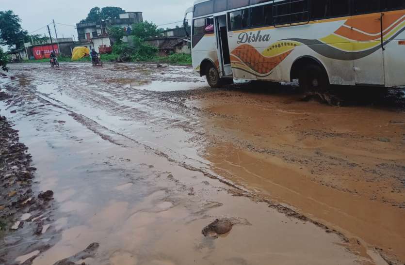 A layer of mud laid for several kilometers on the unfinished highway अधूरे हाइवे पर कई किलोमीटर तक बिछी कीचड़ की पर्त