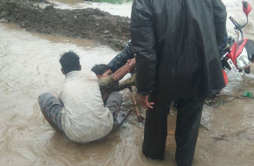 संभलकर..ये पुल-पुलिया खतरनाक,अभी निकले तो जा सकती है जान संभलकर..ये पुल-पुलिया खतरनाक,अभी निकले तो जा सकती है जान